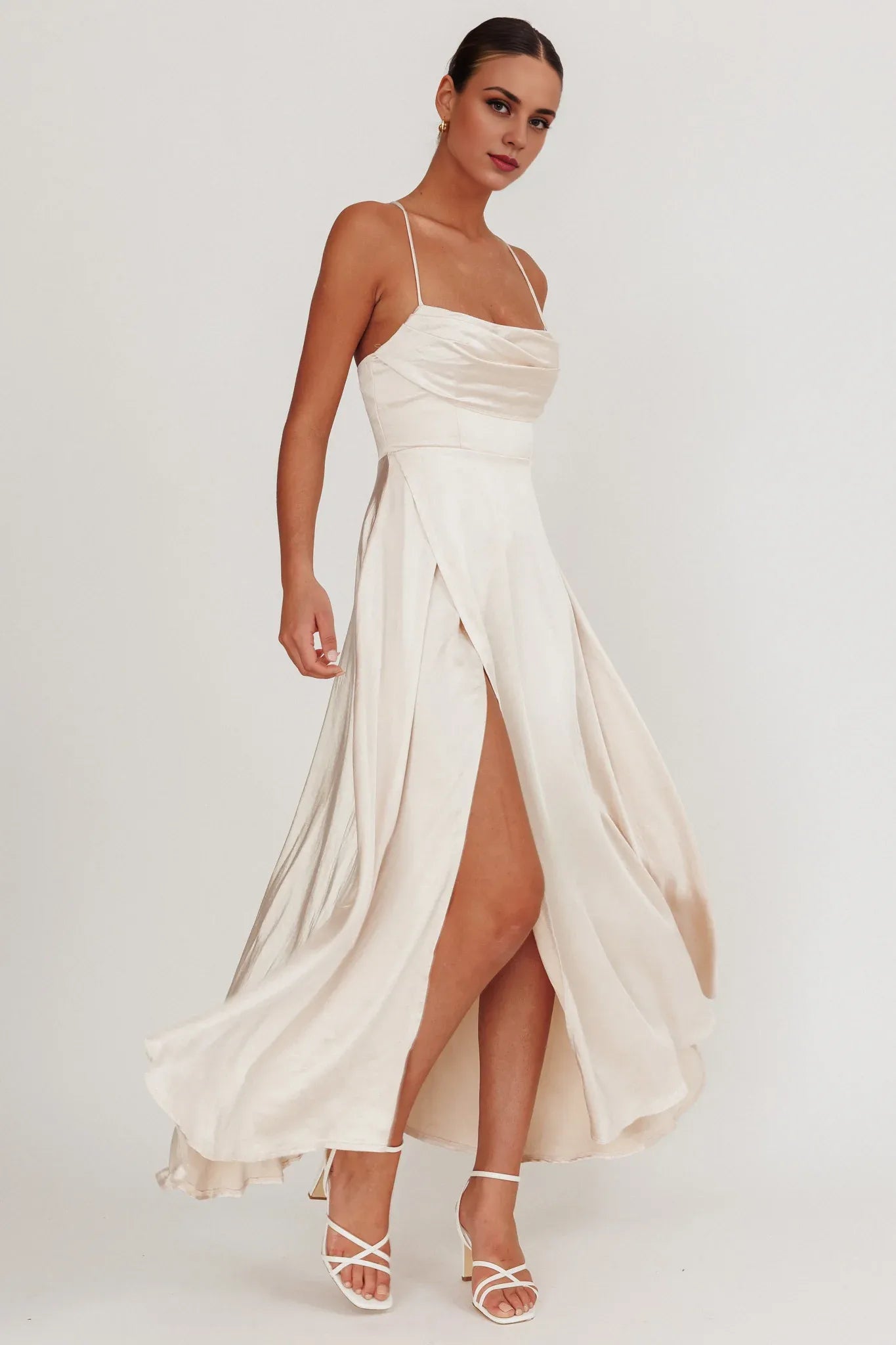 Vestido largo elegante de satén rojo vino con cuello vuelto, tirantes finos, abertura alta en el muslo y bajo fluido.